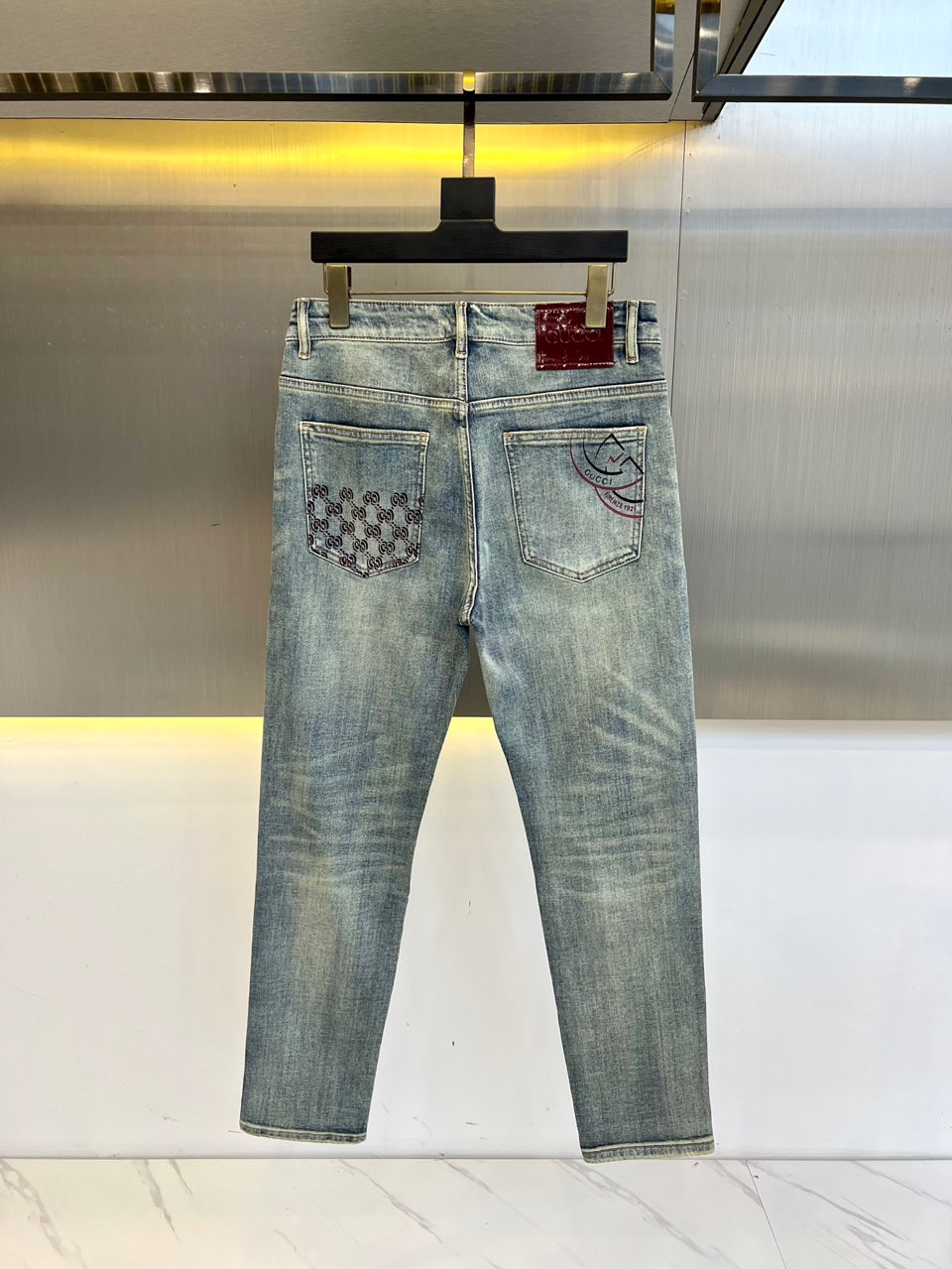
Gucci、2025s春夏新品水洗面料牛仔裤，男士后口袋品牌经典徽标、修身直筒牛仔长裤。此款裤装精选客