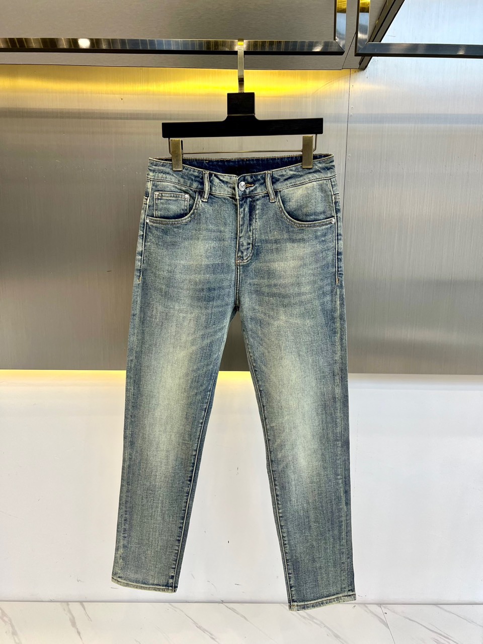 
Gucci、2025s春夏新品水洗面料牛仔裤，男士后口袋品牌经典徽标、修身直筒牛仔长裤。此款裤装精选客
