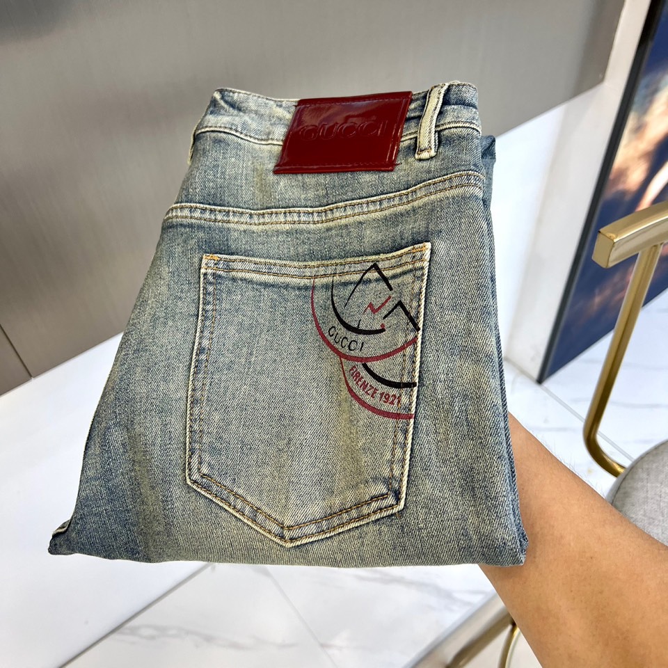 
Gucci、2025s春夏新品水洗面料牛仔裤，男士后口袋品牌经典徽标、修身直筒牛仔长裤。此款裤装精选客