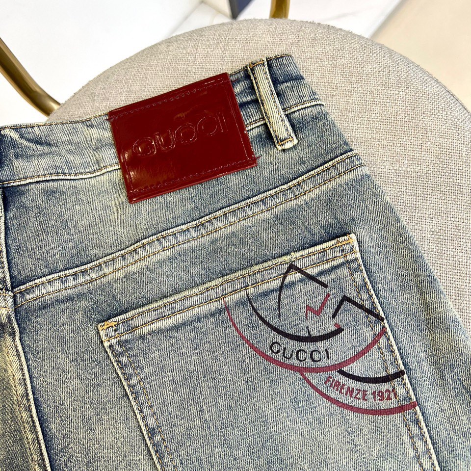 
Gucci、2025s春夏新品水洗面料牛仔裤，男士后口袋品牌经典徽标、修身直筒牛仔长裤。此款裤装精选客