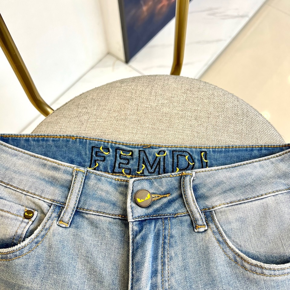 
Fend芬迪、2025春夏款时尚水洗logo牛仔裤，男士后口袋品牌小怪兽徽标修身直筒牛仔长裤。此款裤装