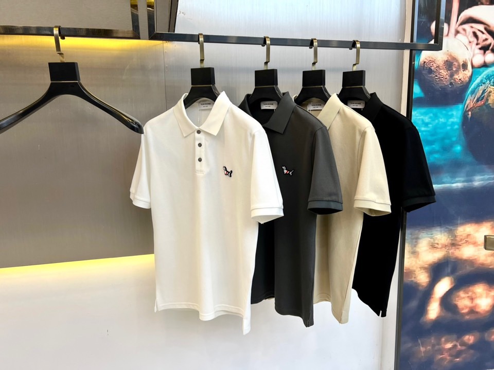 
TB汤姆布朗、2025春夏新品发售！男士夏季翻领Polo短袖T恤，此款为顶级珠地丝光棉面料，透气舒适设