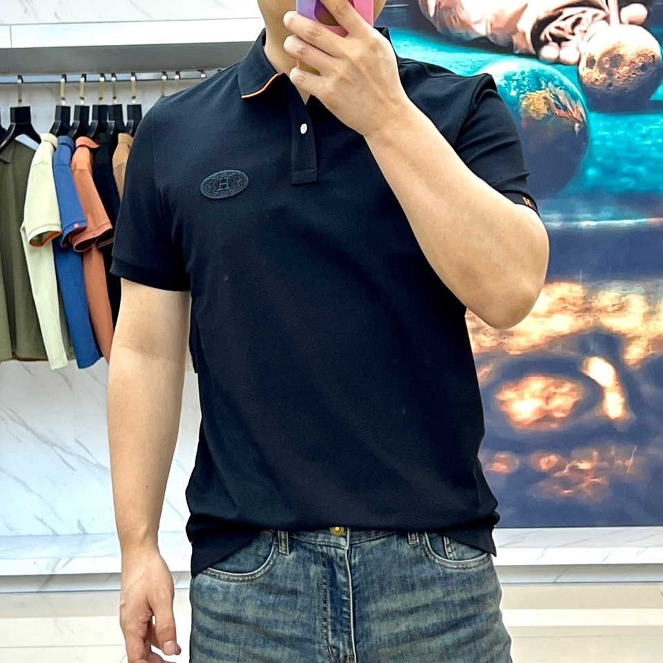 爱马仕、2025夏季新款男士翻领短袖Polo衫。选用62%棉38%聚酯纤维这造就了它丝滑柔软,名副其实