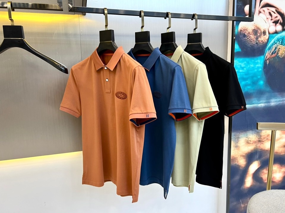 爱马仕、2025夏季新款男士翻领短袖Polo衫。选用62%棉38%聚酯纤维这造就了它丝滑柔软,名副其实