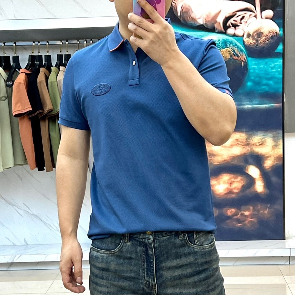 爱马仕、2025夏季新款男士翻领短袖Polo衫。选用62%棉38%聚酯纤维这造就了它丝滑柔软,名副其实