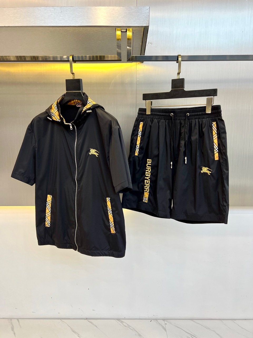 
Bur巴宝莉、2025ss夏装新品休闲套装，撞色战马刺绣logo男士运动短袖t恤+短裤套装。非常有设计