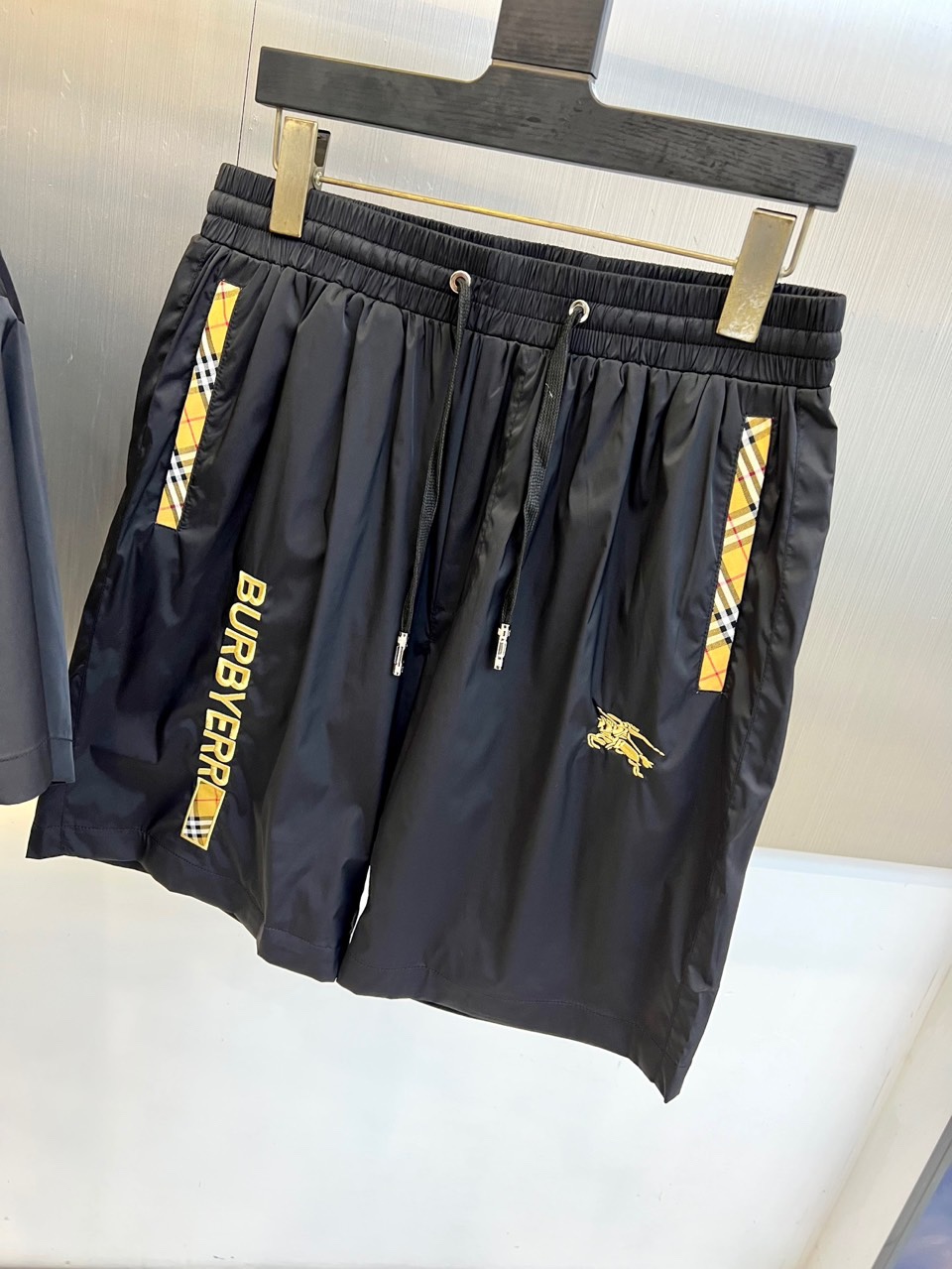 
Bur巴宝莉、2025ss夏装新品休闲套装，撞色战马刺绣logo男士运动短袖t恤+短裤套装。非常有设计