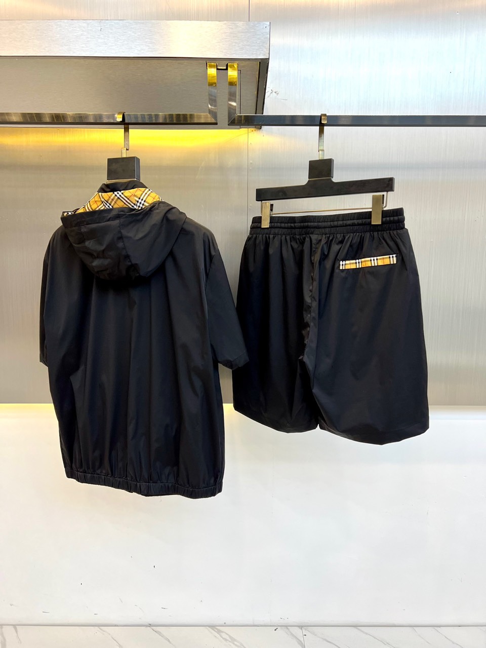 
Bur巴宝莉、2025ss夏装新品休闲套装，撞色战马刺绣logo男士运动短袖t恤+短裤套装。非常有设计