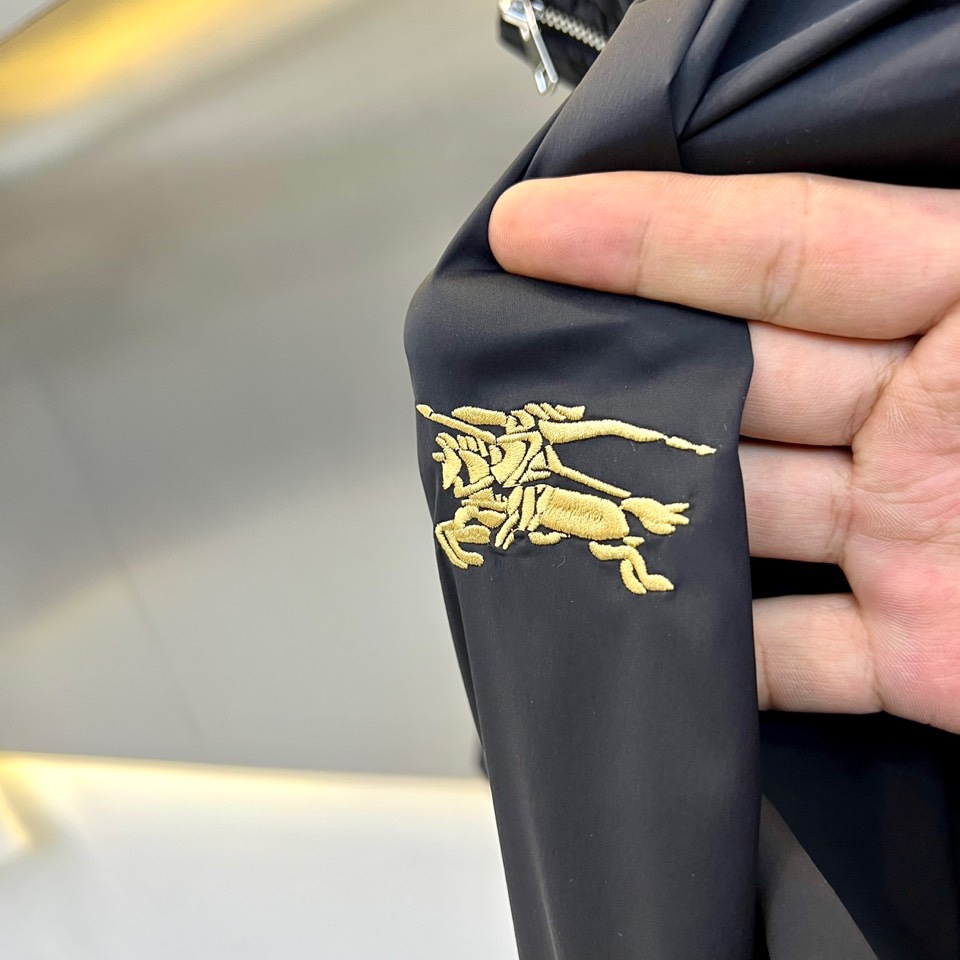 
Bur巴宝莉、2025ss夏装新品休闲套装，撞色战马刺绣logo男士运动短袖t恤+短裤套装。非常有设计