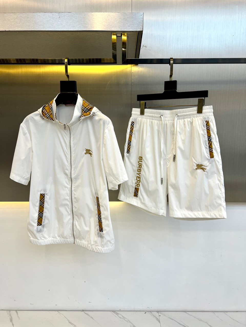 
Bur巴宝莉、2025ss夏装新品休闲套装，撞色战马刺绣logo男士运动短袖t恤+短裤套装。非常有设计