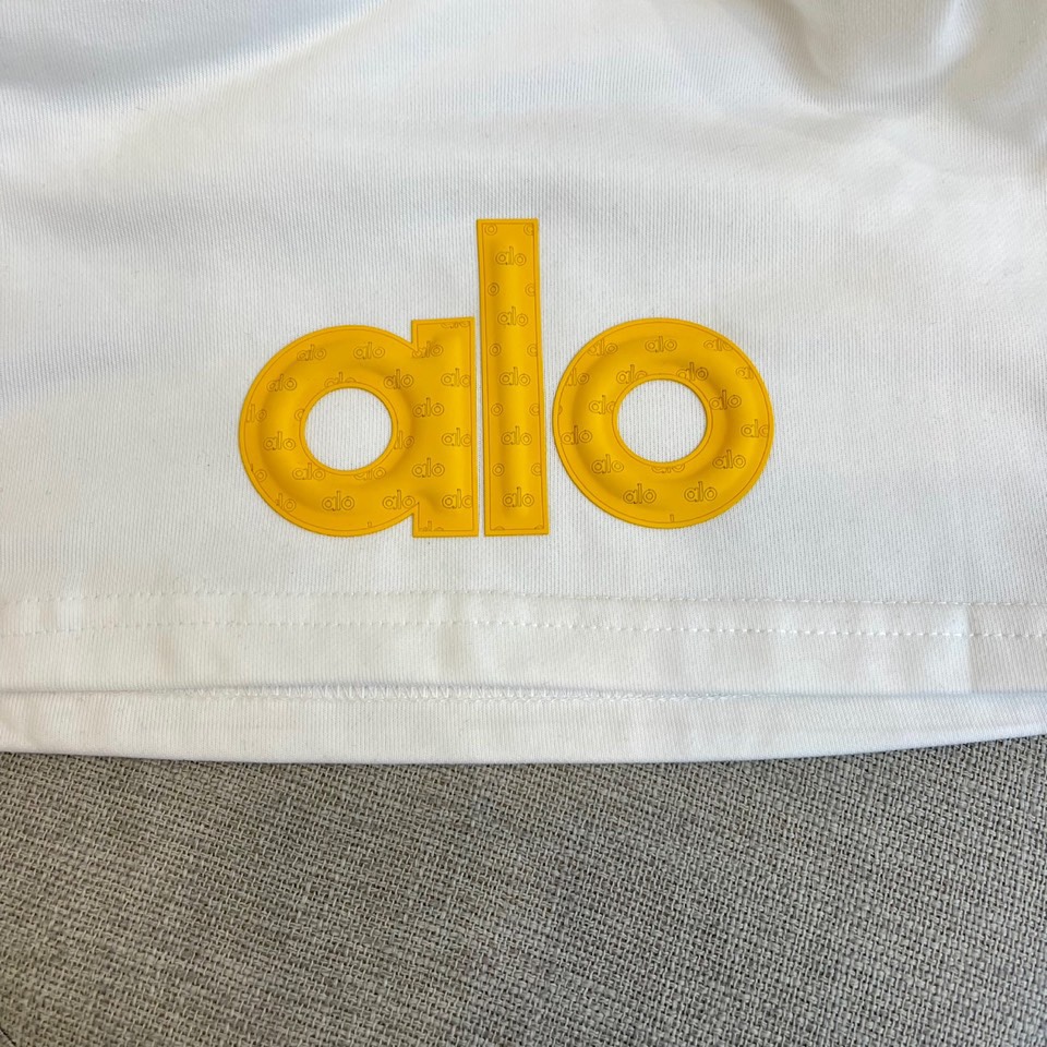
ao、25s新款夏季休闲短裤！抽绳款、经典logo设计.简单高级.进口高密棉订制埃及棉面料，手感轻薄透
