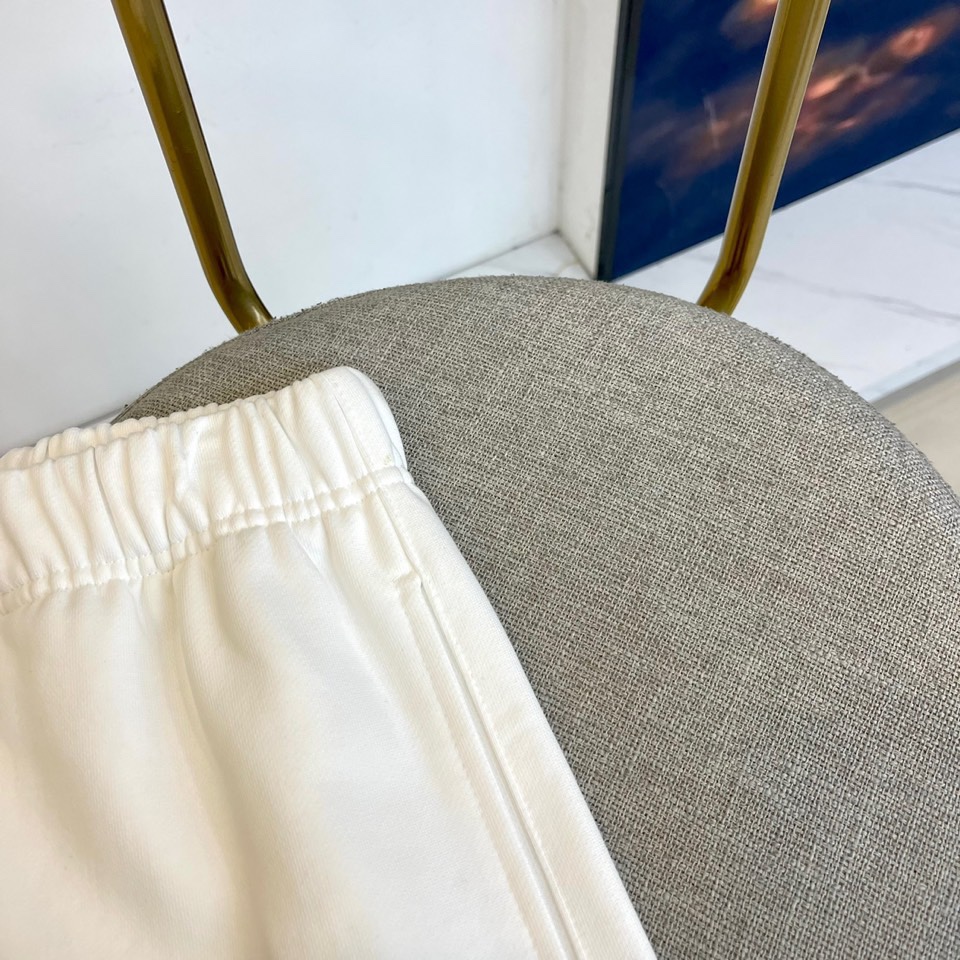 
笑脸、25s新款夏季休闲短裤！抽绳款、经典logo设计.简单高级.进口高密棉订制埃及棉面料，手感轻薄透