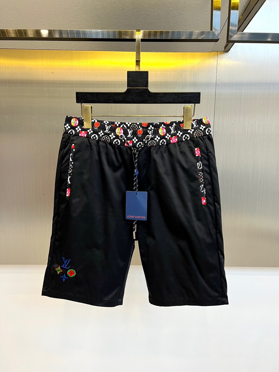 
1v 、2025ss夏季新品发售，经典logo标识时尚休闲运动五分裤/短裤！甄选客供定制材质，平整简约