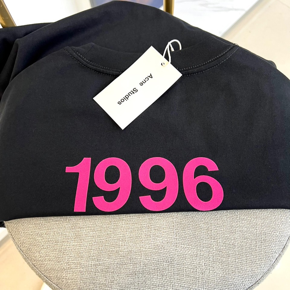 
Acne studiosl、2025春夏男士新款圆领短袖T恤。进口定织面料100%纯棉、面料手感丝滑柔