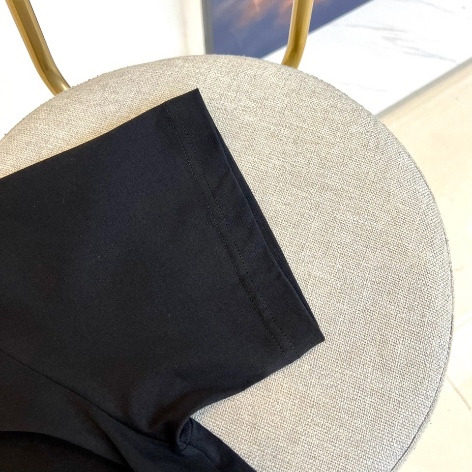 
Acne studiosl、2025春夏男士新款圆领短袖T恤。进口定织面料100%纯棉、面料手感丝滑柔