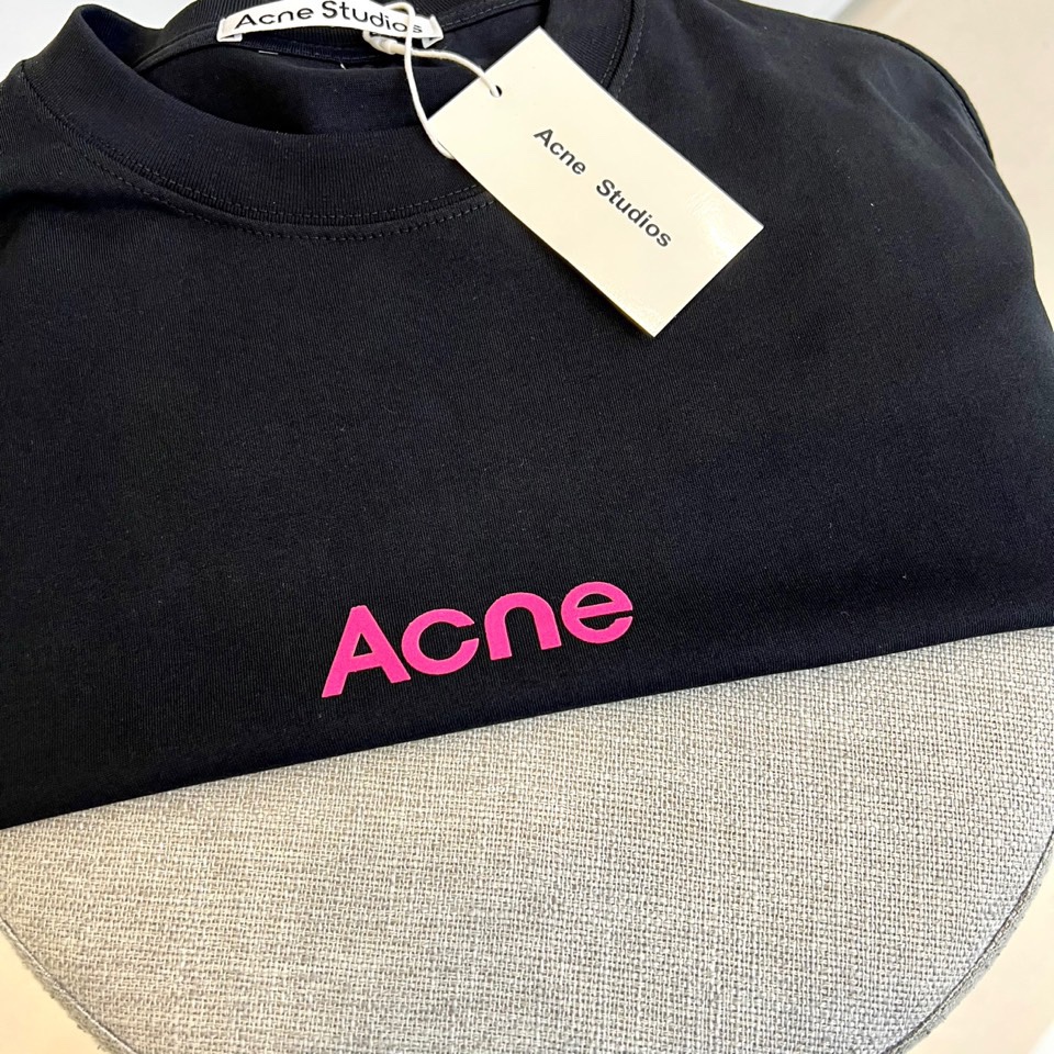 
Acne studiosl、2025春夏男士新款圆领短袖T恤。进口定织面料100%纯棉、面料手感丝滑柔