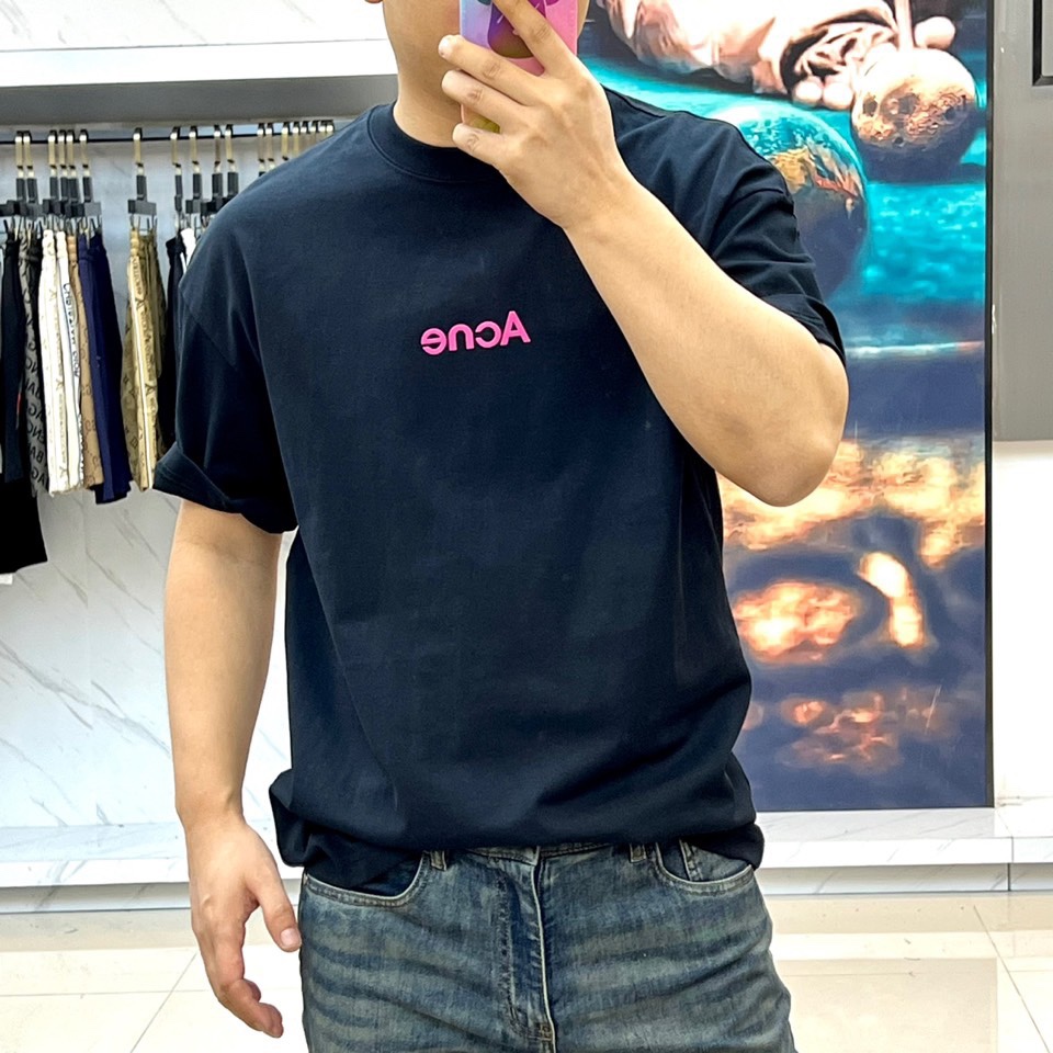 
Acne studiosl、2025春夏男士新款圆领短袖T恤。进口定织面料100%纯棉、面料手感丝滑柔