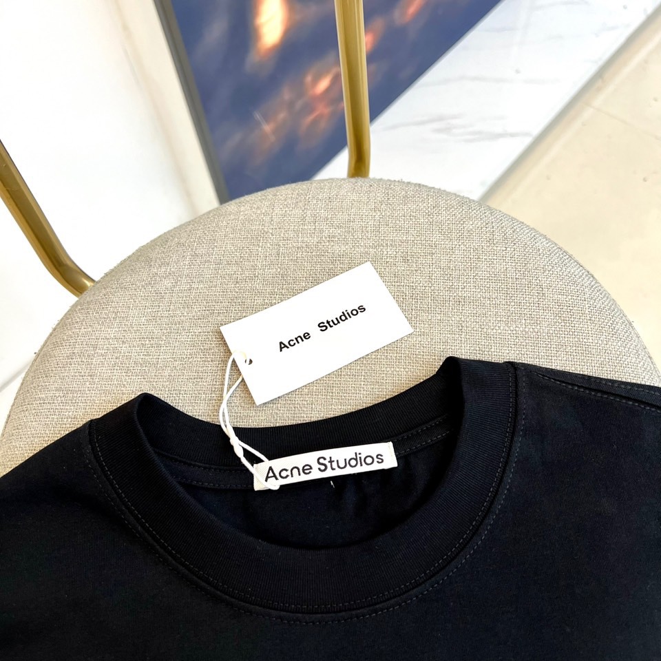 
Acne studiosl、2025春夏男士新款圆领短袖T恤。进口定织面料100%纯棉、面料手感丝滑柔