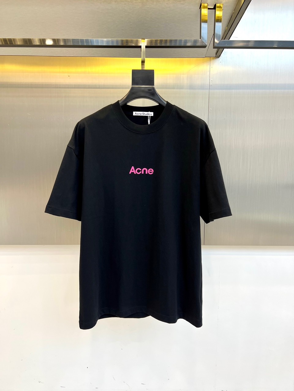 
Acne studiosl、2025春夏男士新款圆领短袖T恤。进口定织面料100%纯棉、面料手感丝滑柔