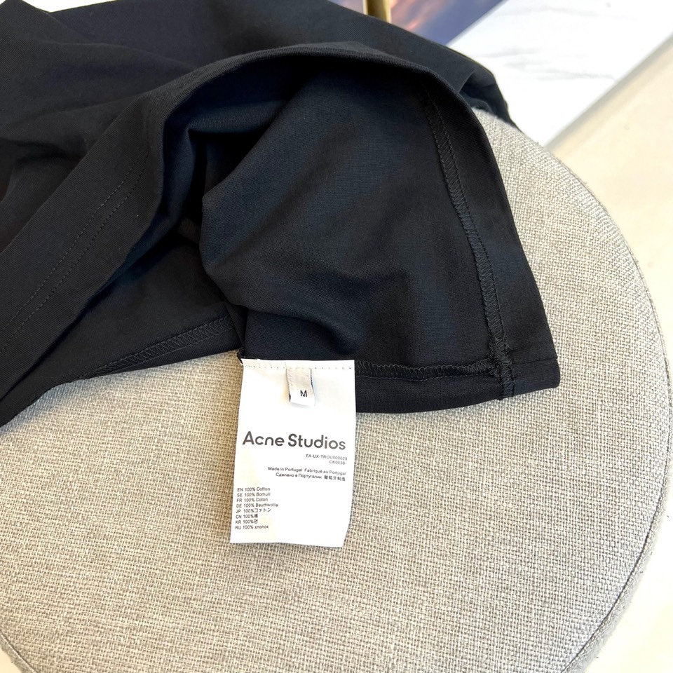 
Acne studiosl、2025春夏男士新款圆领短袖T恤。进口定织面料100%纯棉、面料手感丝滑柔