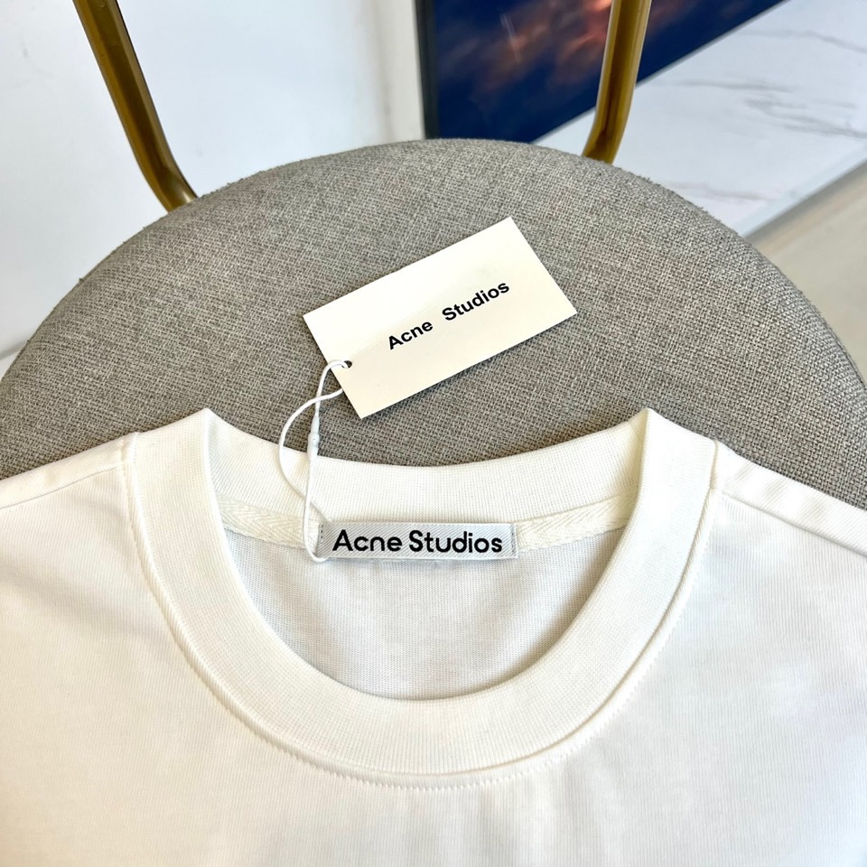 
Acne studiosl、2025春夏男士新款圆领短袖T恤。进口定织面料100%纯棉、面料手感丝滑柔