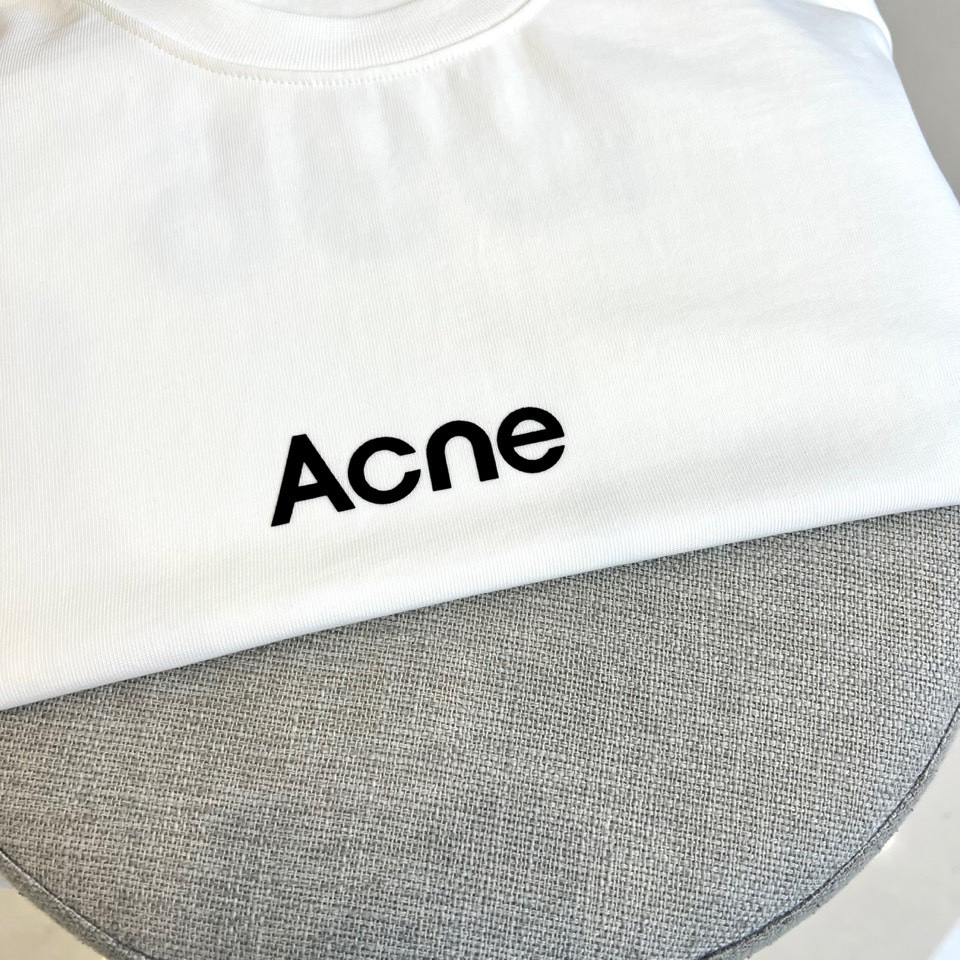 
Acne studiosl、2025春夏男士新款圆领短袖T恤。进口定织面料100%纯棉、面料手感丝滑柔