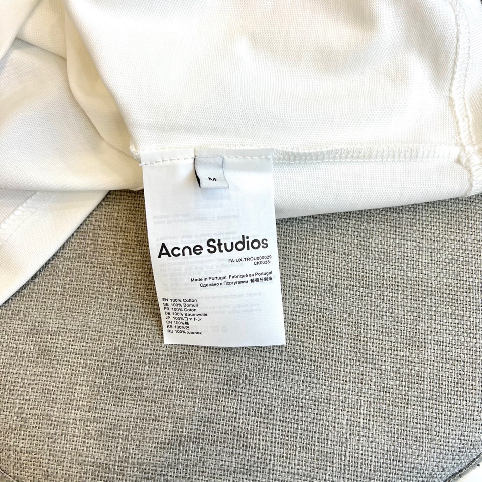 
Acne studiosl、2025春夏男士新款圆领短袖T恤。进口定织面料100%纯棉、面料手感丝滑柔