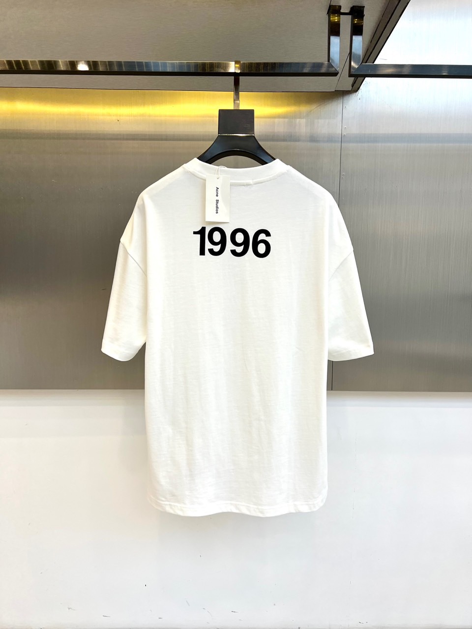 
Acne studiosl、2025春夏男士新款圆领短袖T恤。进口定织面料100%纯棉、面料手感丝滑柔