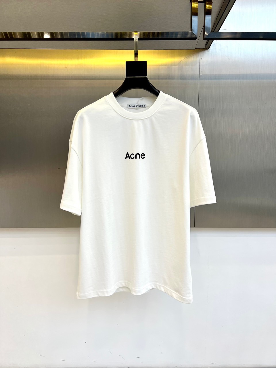 
Acne studiosl、2025春夏男士新款圆领短袖T恤。进口定织面料100%纯棉、面料手感丝滑柔