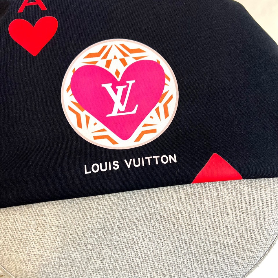 
LV、2025春夏男士新款圆领短袖T恤。进口定织面料100%纯棉、面料手感丝滑柔软，透气亲肤性极佳，着