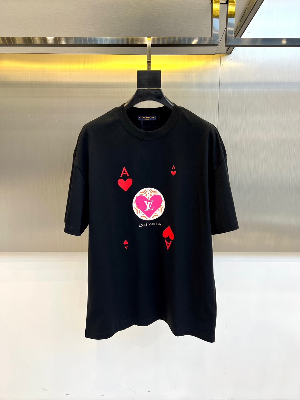 
LV、2025春夏男士新款圆领短袖T恤。进口定织面料100%纯棉、面料手感丝滑柔软，透气亲肤性极佳，着