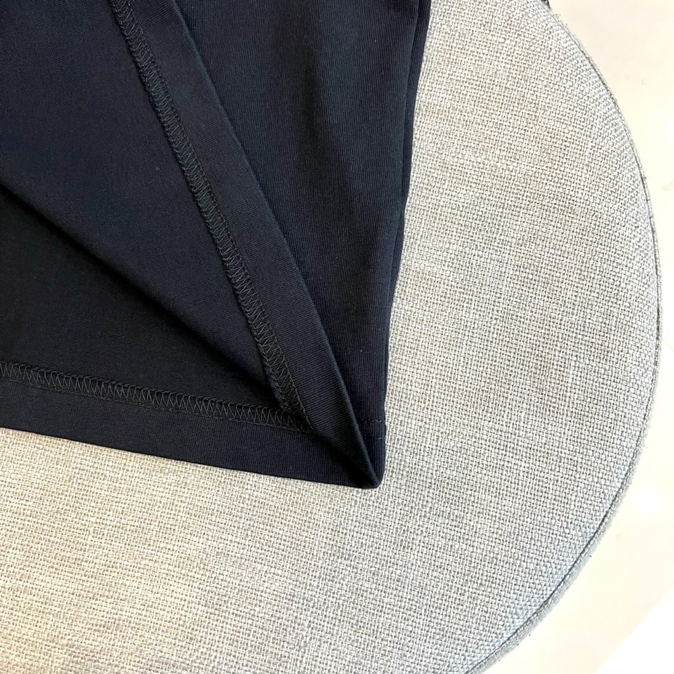 
LV、2025春夏男士新款圆领短袖T恤。进口定织面料100%纯棉、面料手感丝滑柔软，透气亲肤性极佳，着