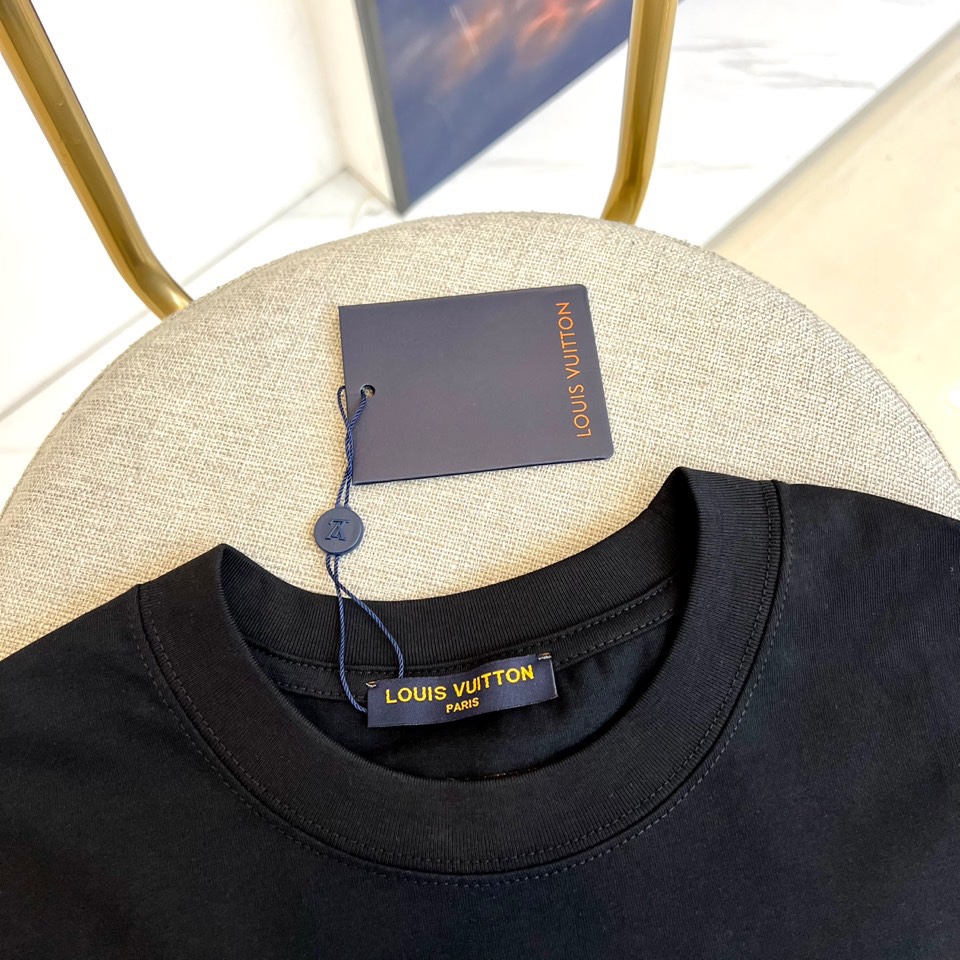 
LV、2025春夏男士新款圆领短袖T恤。进口定织面料100%纯棉、面料手感丝滑柔软，透气亲肤性极佳，着
