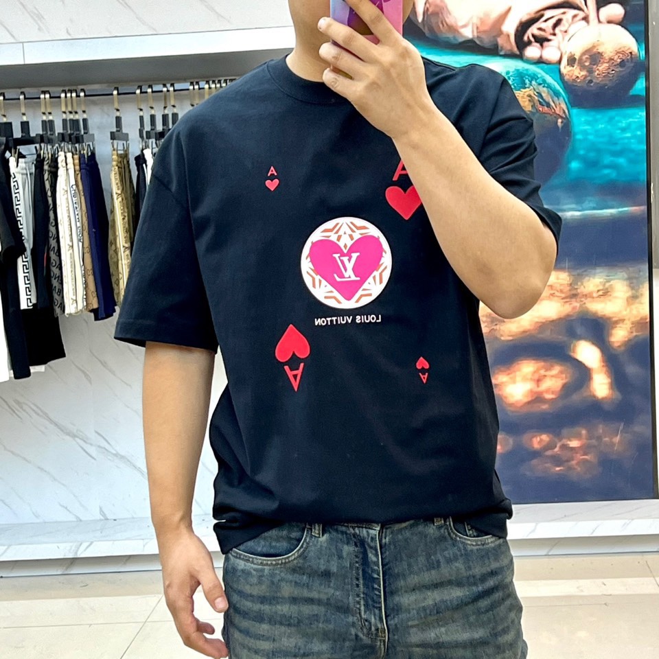 
LV、2025春夏男士新款圆领短袖T恤。进口定织面料100%纯棉、面料手感丝滑柔软，透气亲肤性极佳，着