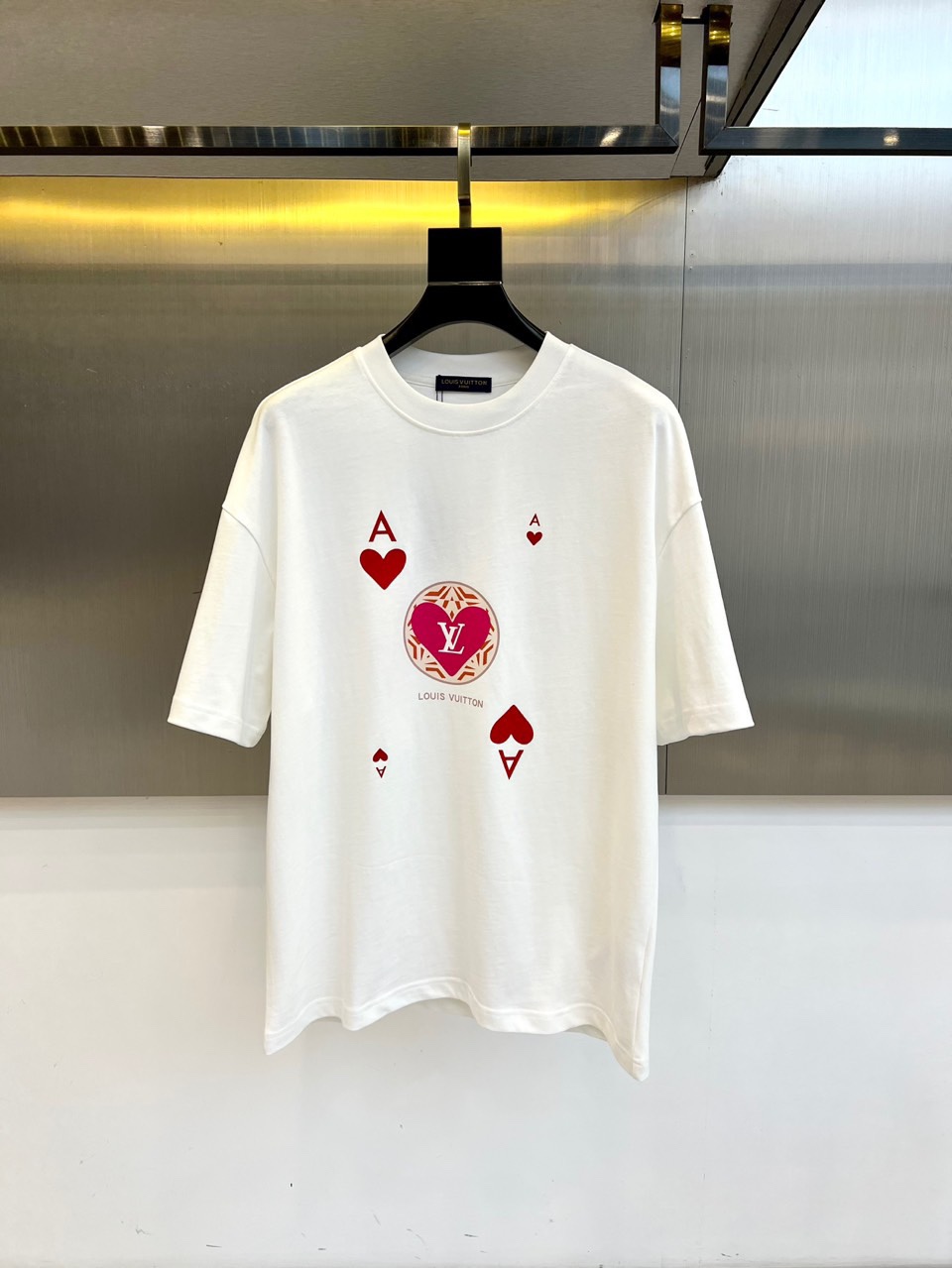 
LV、2025春夏男士新款圆领短袖T恤。进口定织面料100%纯棉、面料手感丝滑柔软，透气亲肤性极佳，着