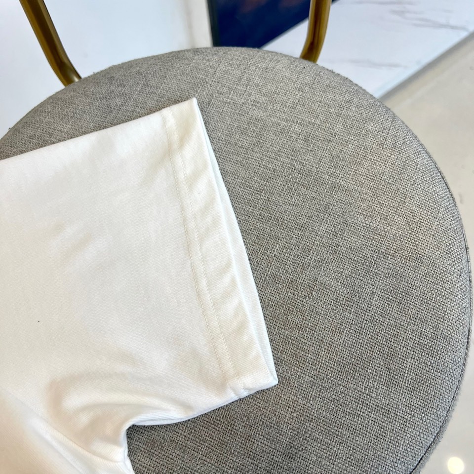 
LV、2025春夏男士新款圆领短袖T恤。进口定织面料100%纯棉、面料手感丝滑柔软，透气亲肤性极佳，着