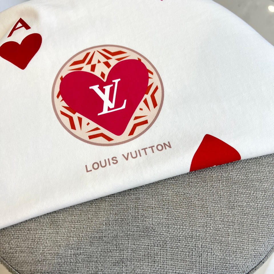 
LV、2025春夏男士新款圆领短袖T恤。进口定织面料100%纯棉、面料手感丝滑柔软，透气亲肤性极佳，着