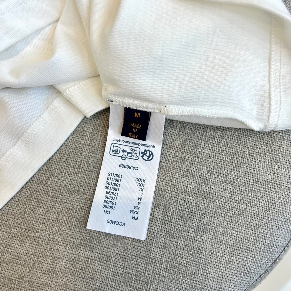 
LV、2025春夏男士新款圆领短袖T恤。进口定织面料100%纯棉、面料手感丝滑柔软，透气亲肤性极佳，着