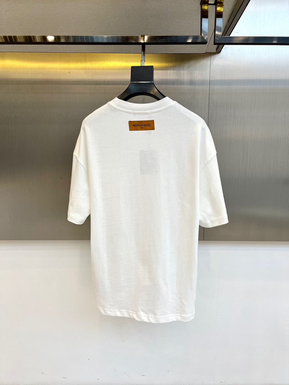 
LV、2025春夏男士新款圆领短袖T恤。进口定织面料100%纯棉、面料手感丝滑柔软，透气亲肤性极佳，着