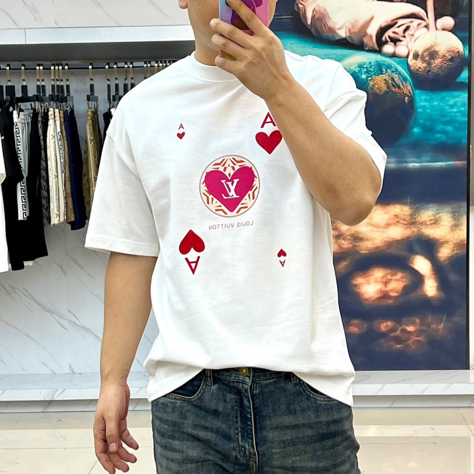 
LV、2025春夏男士新款圆领短袖T恤。进口定织面料100%纯棉、面料手感丝滑柔软，透气亲肤性极佳，着