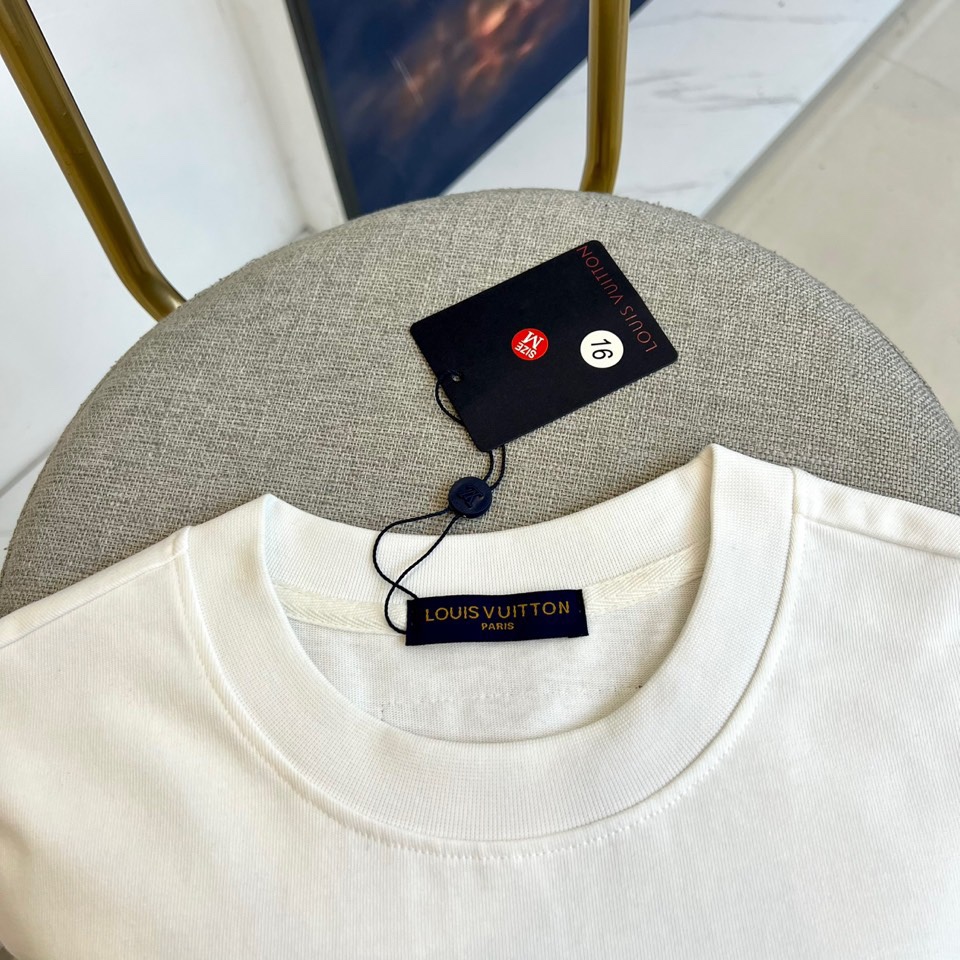 
LV、2025春夏男士新款圆领短袖T恤。进口定织面料100%纯棉、面料手感丝滑柔软，透气亲肤性极佳，着