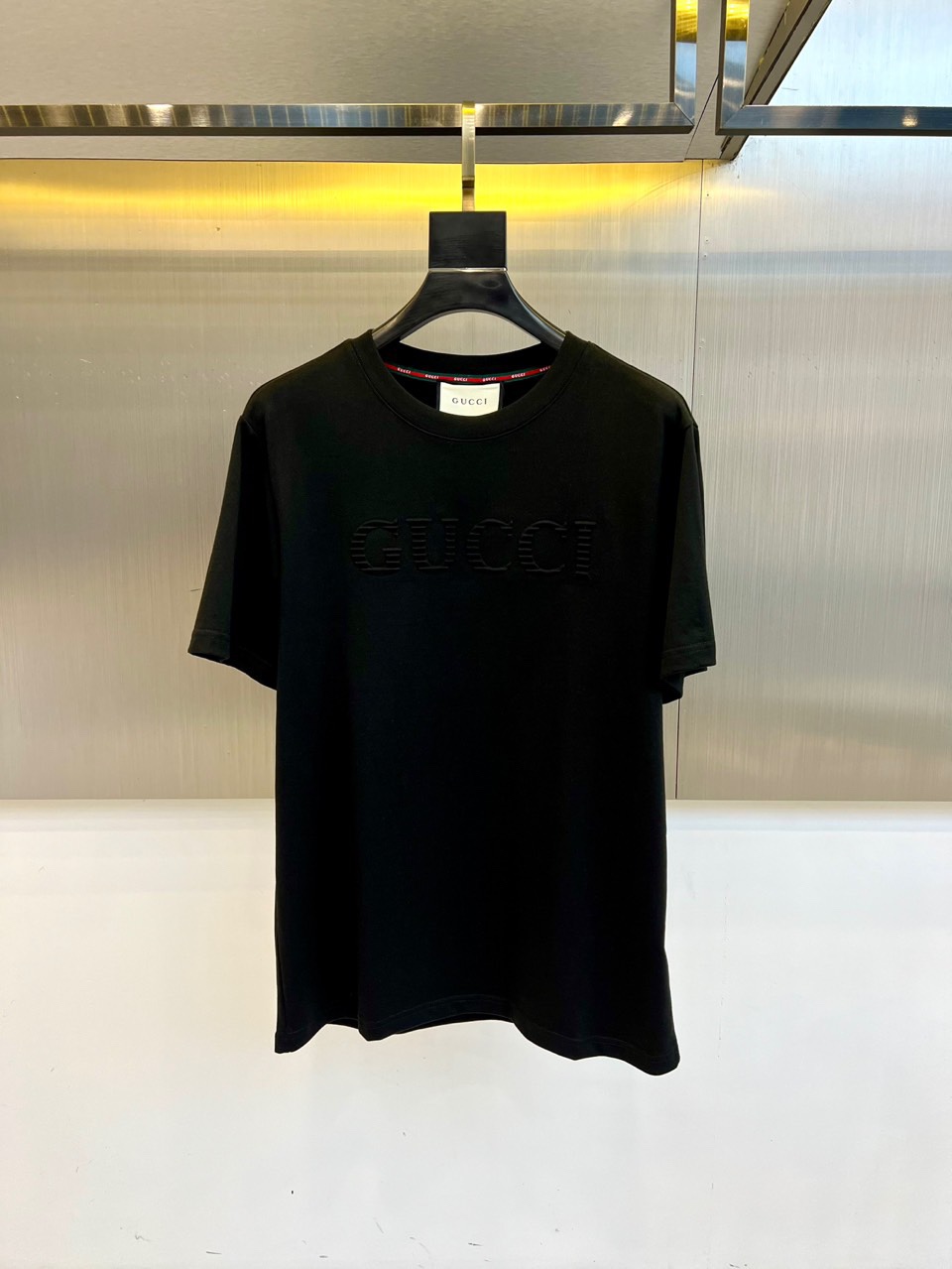 
Gucci、2025春夏男士新款圆领短袖T恤。进口定织面料100%纯棉、面料手感丝滑柔软，透气亲肤性极