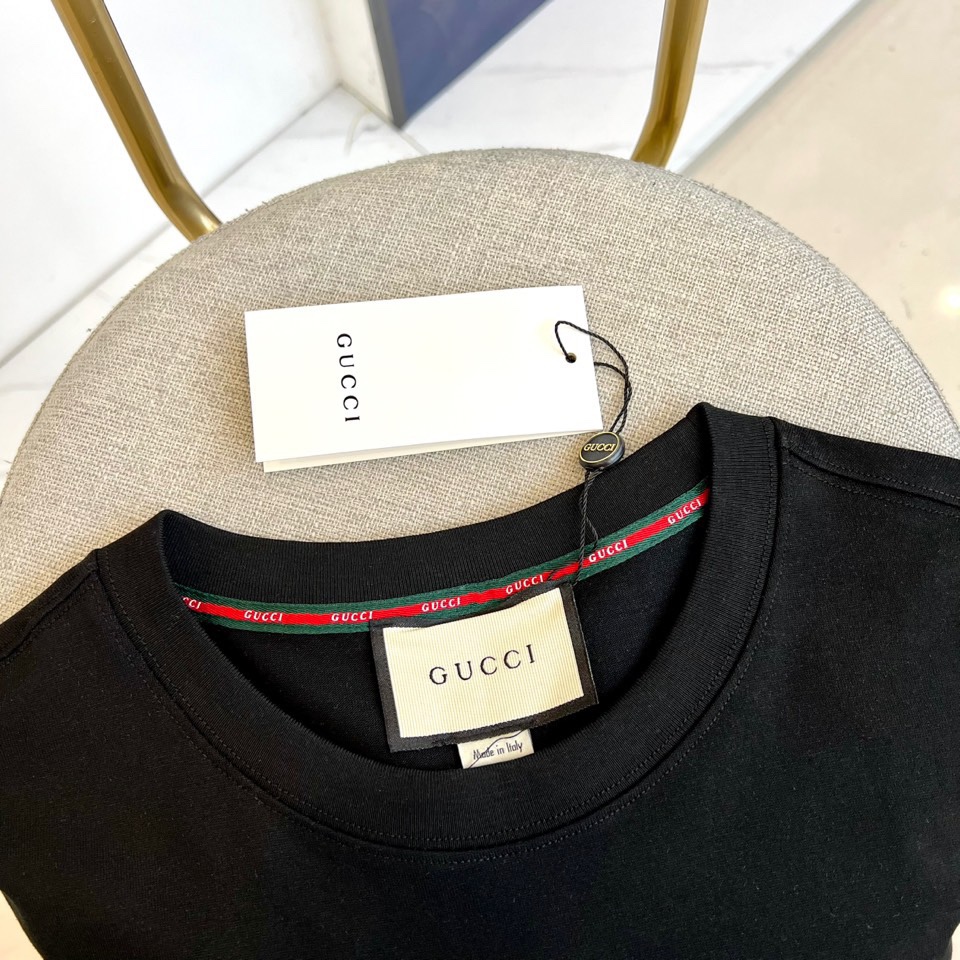 
Gucci、2025春夏男士新款圆领短袖T恤。进口定织面料100%纯棉、面料手感丝滑柔软，透气亲肤性极