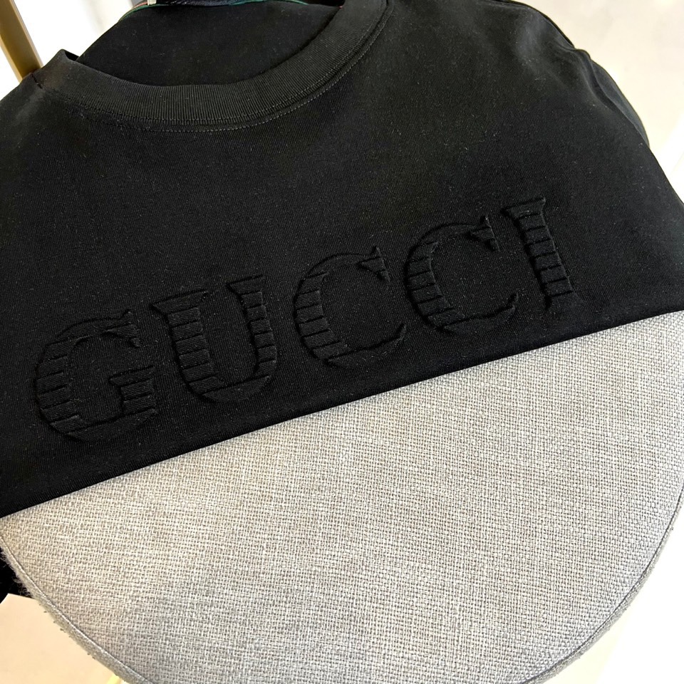 
Gucci、2025春夏男士新款圆领短袖T恤。进口定织面料100%纯棉、面料手感丝滑柔软，透气亲肤性极