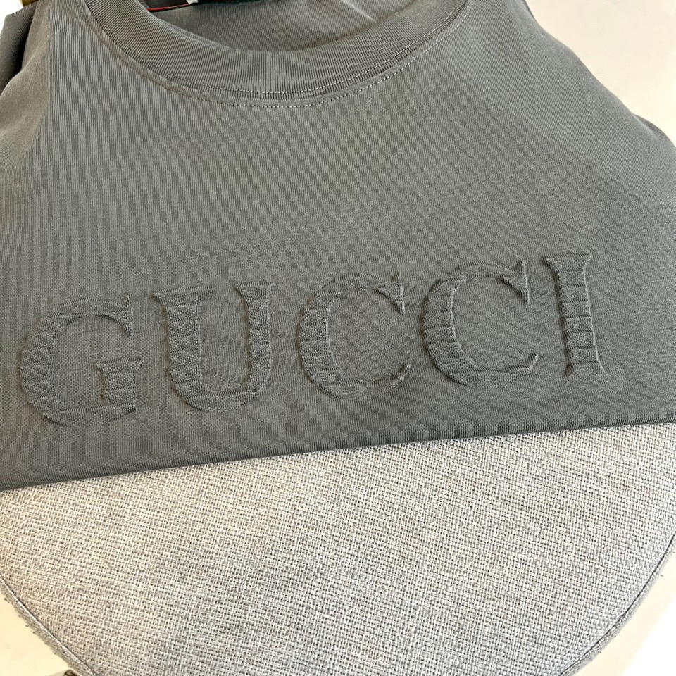 
Gucci、2025春夏男士新款圆领短袖T恤。进口定织面料100%纯棉、面料手感丝滑柔软，透气亲肤性极