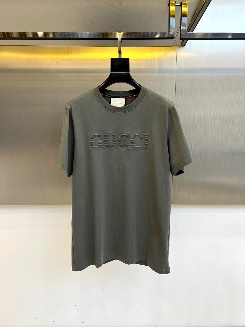 
Gucci、2025春夏男士新款圆领短袖T恤。进口定织面料100%纯棉、面料手感丝滑柔软，透气亲肤性极