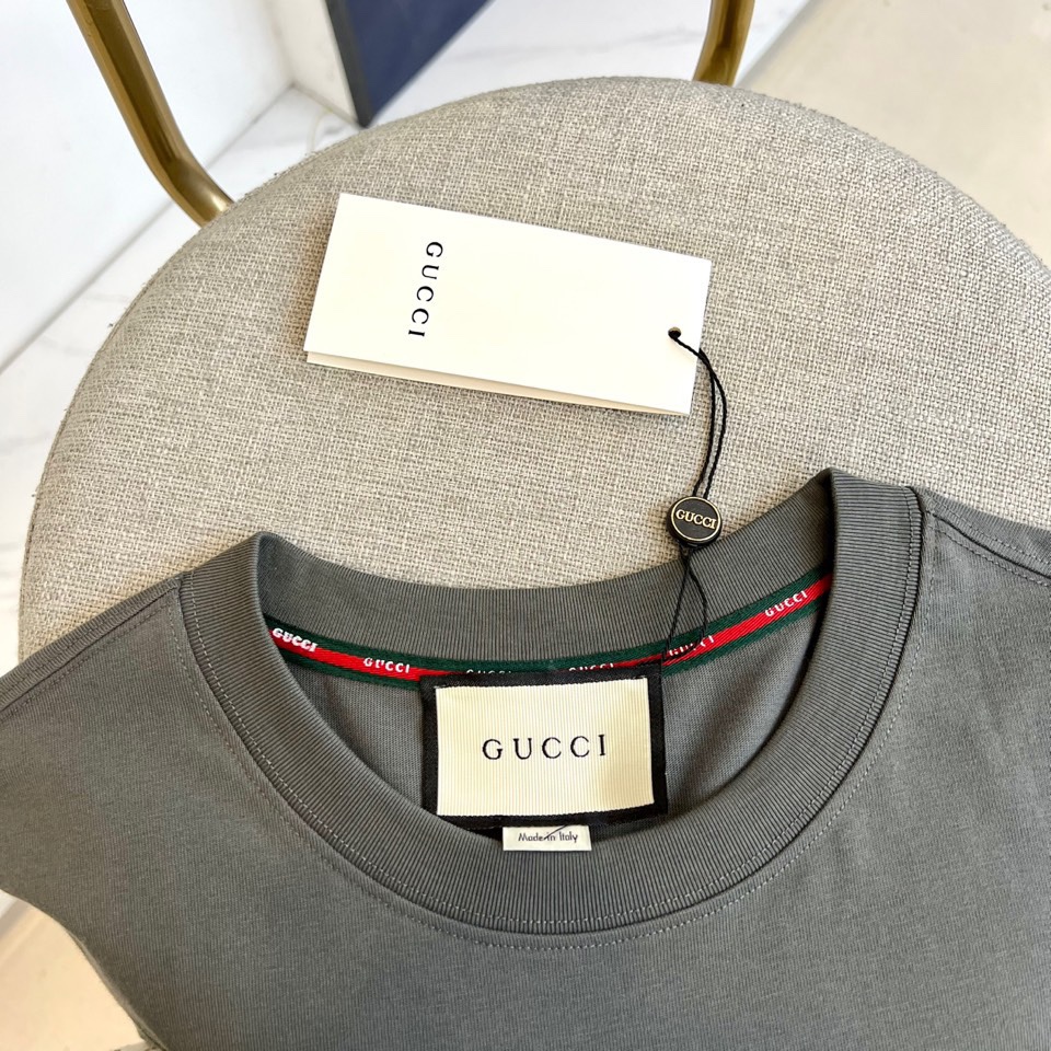 
Gucci、2025春夏男士新款圆领短袖T恤。进口定织面料100%纯棉、面料手感丝滑柔软，透气亲肤性极