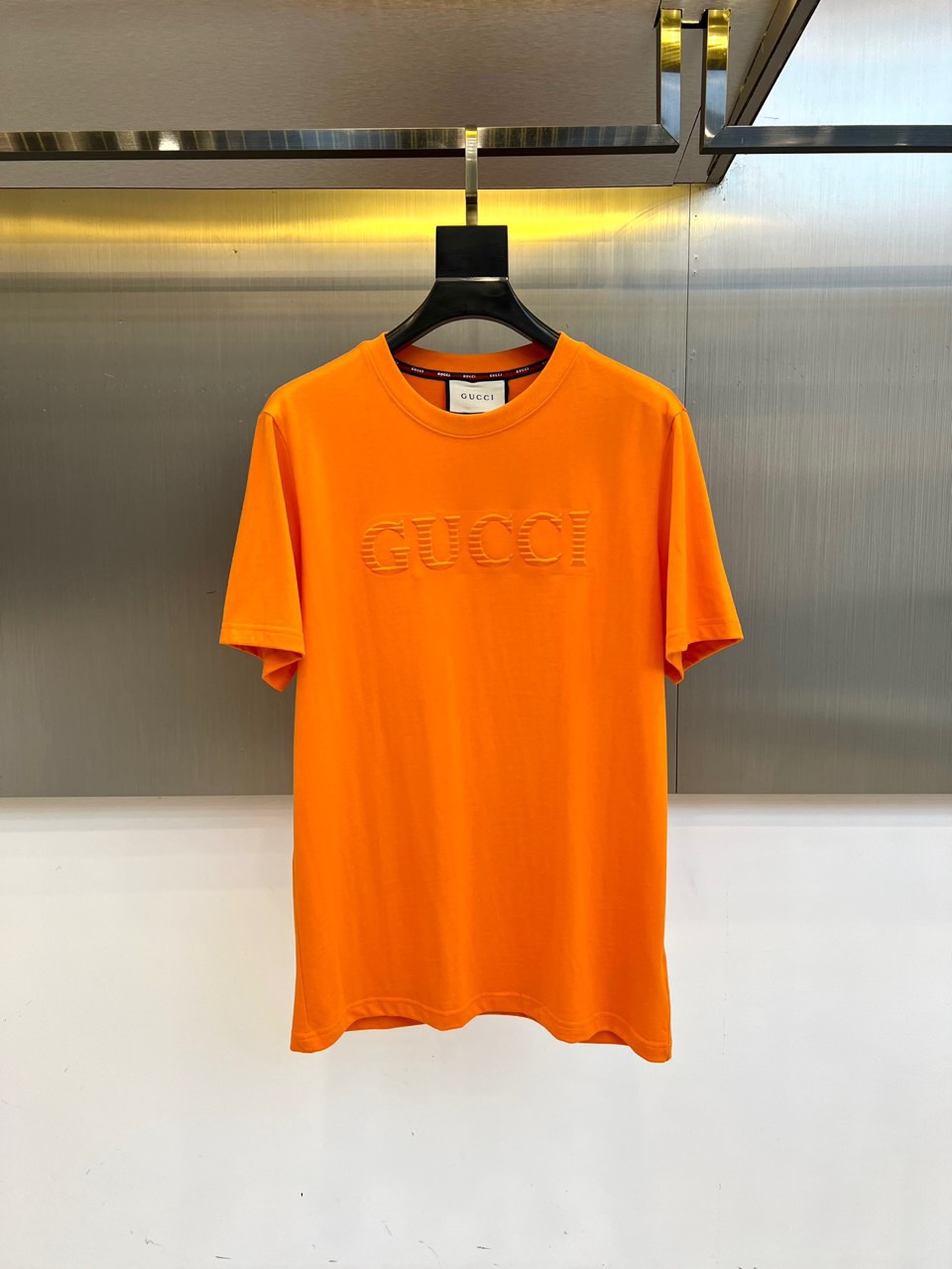 
Gucci、2025春夏男士新款圆领短袖T恤。进口定织面料100%纯棉、面料手感丝滑柔软，透气亲肤性极