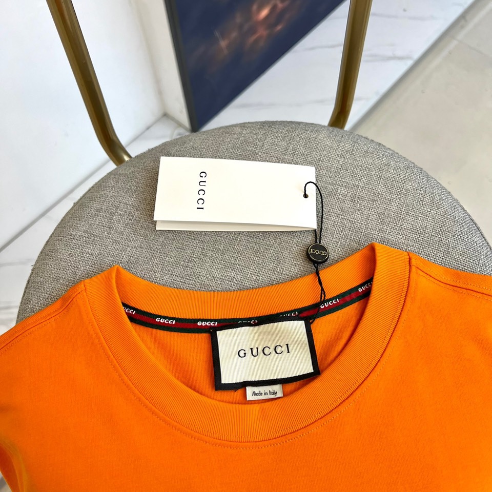 
Gucci、2025春夏男士新款圆领短袖T恤。进口定织面料100%纯棉、面料手感丝滑柔软，透气亲肤性极