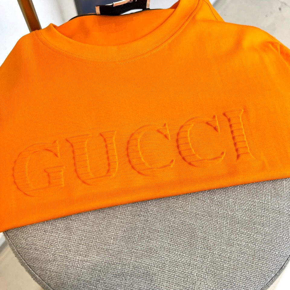 
Gucci、2025春夏男士新款圆领短袖T恤。进口定织面料100%纯棉、面料手感丝滑柔软，透气亲肤性极